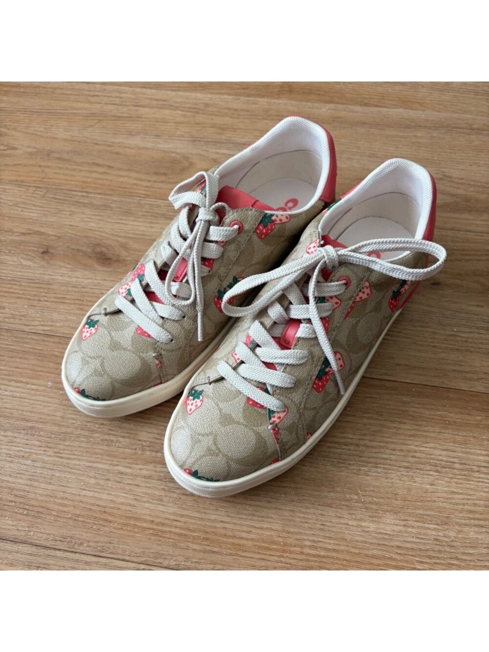 Coach Clip Low Top Lace Up Sneakers Wild Strawberry Print Tan Women’s Size 8